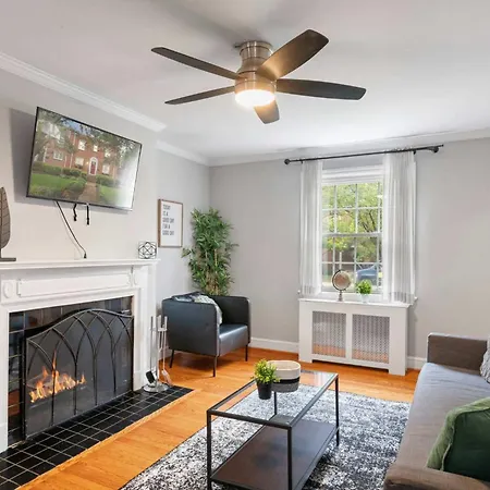 Charming Townhouse Retreat By Cozysuites